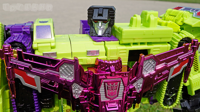 Illustration for article titled The Colossal New Transformers Devastator Is Better than the Original